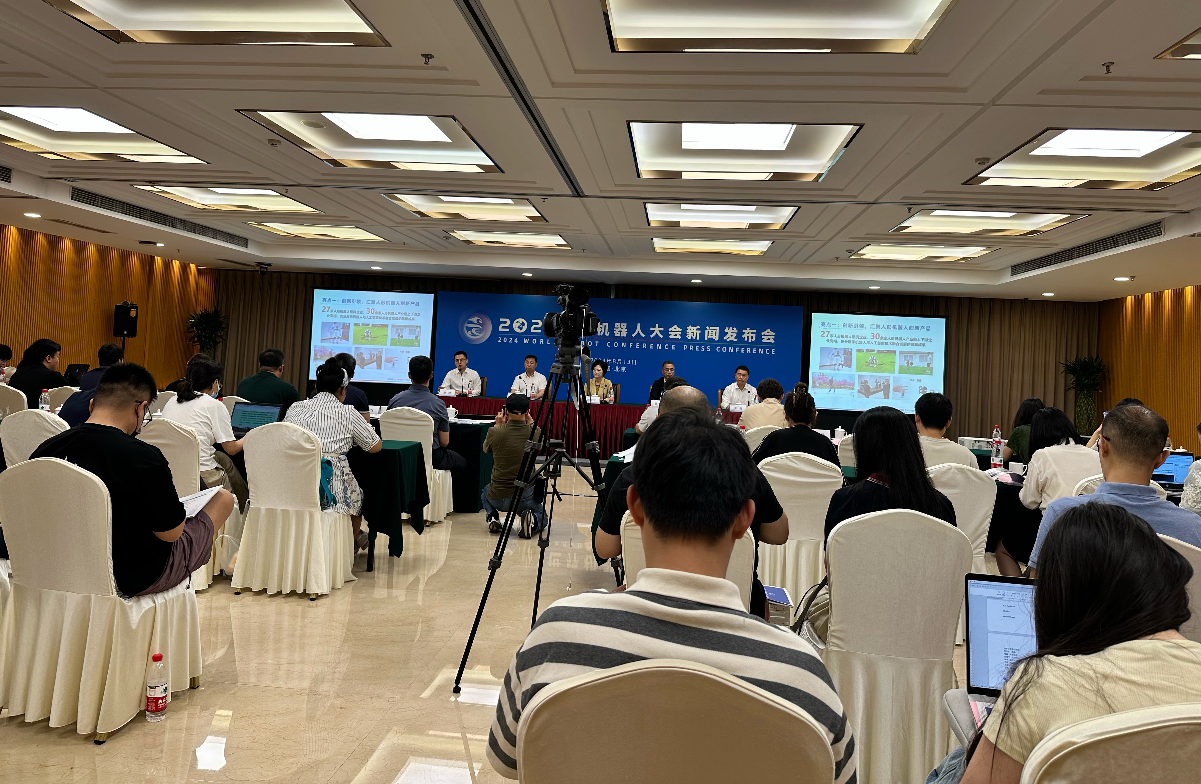 新春走基层|北京科技庙会点燃春节“机器人热”