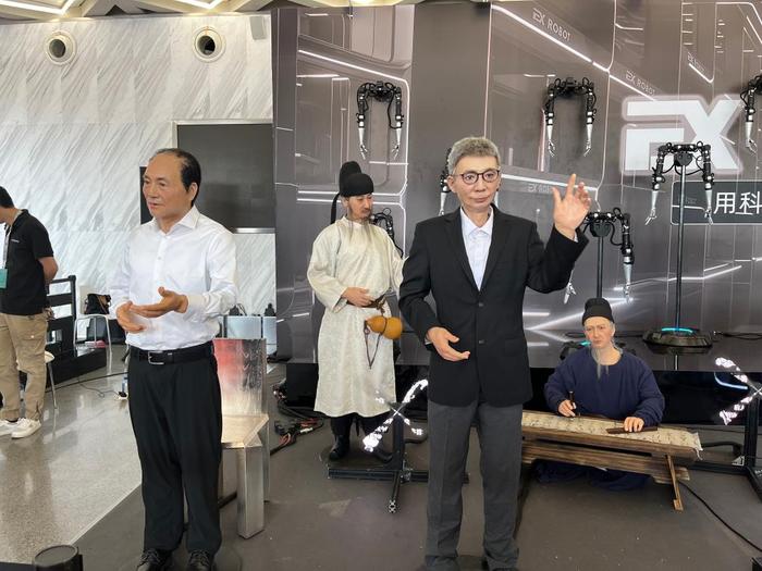 新华全媒+｜湖北楚才系列人形机器人亮相武汉