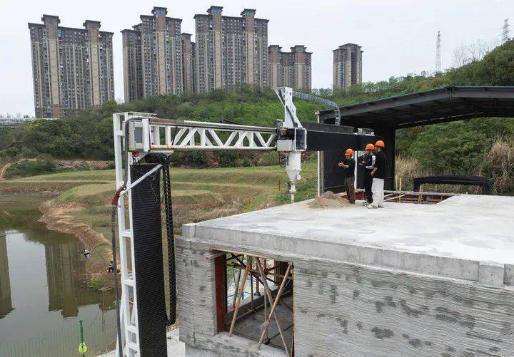 全程用时22天，只需3名工人 3D打印的双层小楼封顶