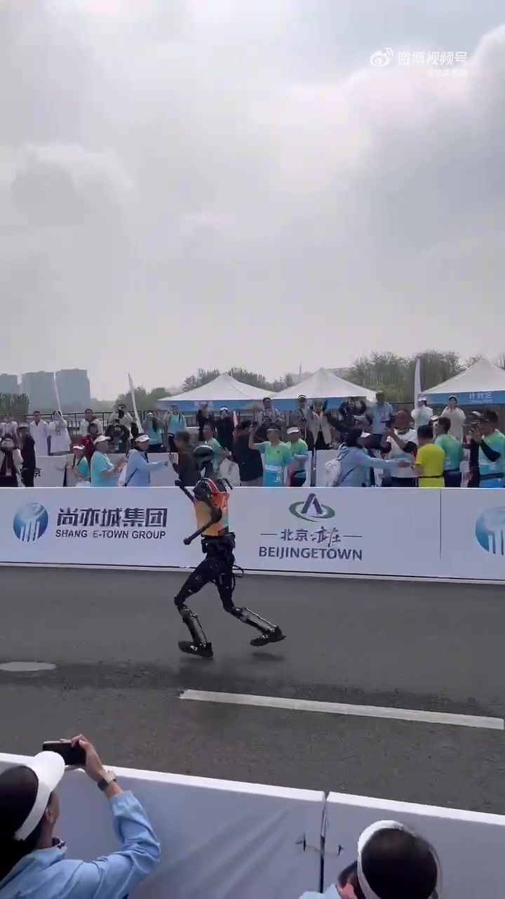 跑完“半马”，人形机器人何时“跑”进百姓家
