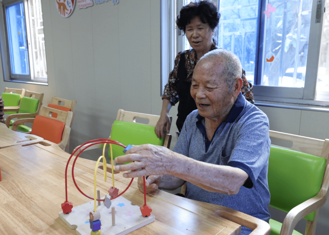 从照料起居到情感陪伴 养老机器人温暖幸福晚年