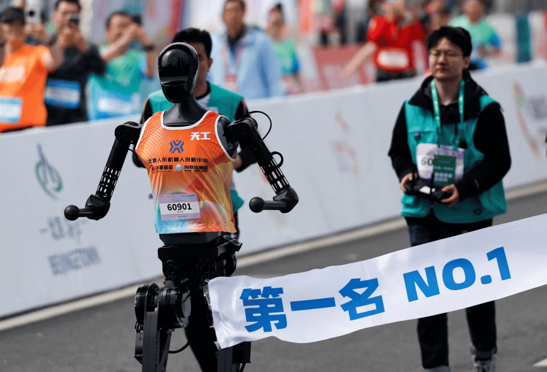 跑完“半马”还有运动会 机器人为啥都爱搞体育？