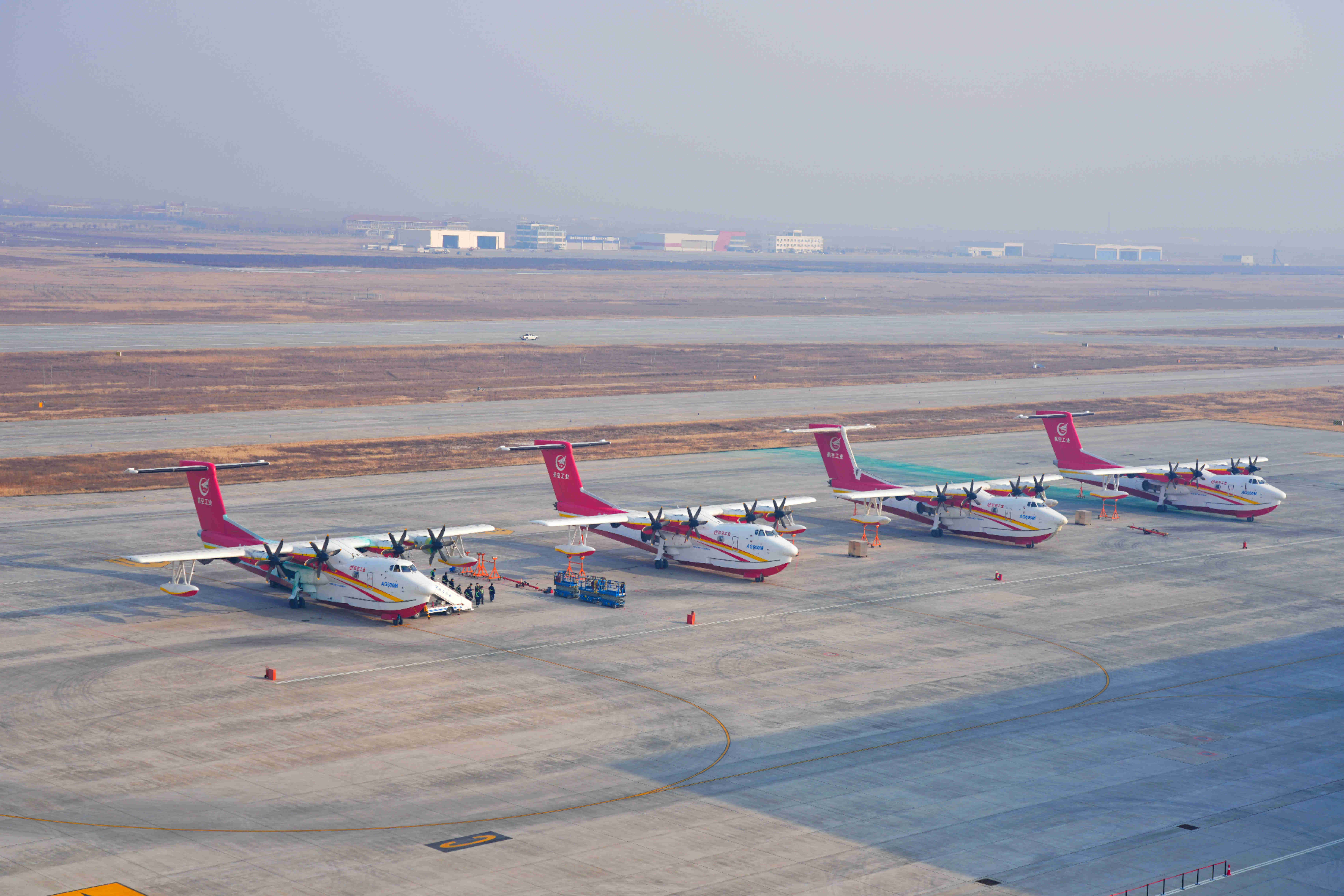 “鲲龙”批生产首架机完成生产试飞