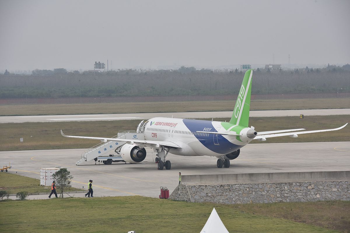 “鲲龙”批生产首架机完成生产试飞