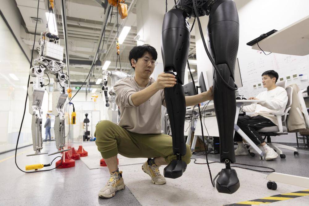 新华视点｜人形机器人：从“跑起来”到“用得上”还要多久？