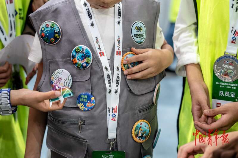 秀我中国｜在“冰丝带”近距离看机器人踢球是种什么体验？