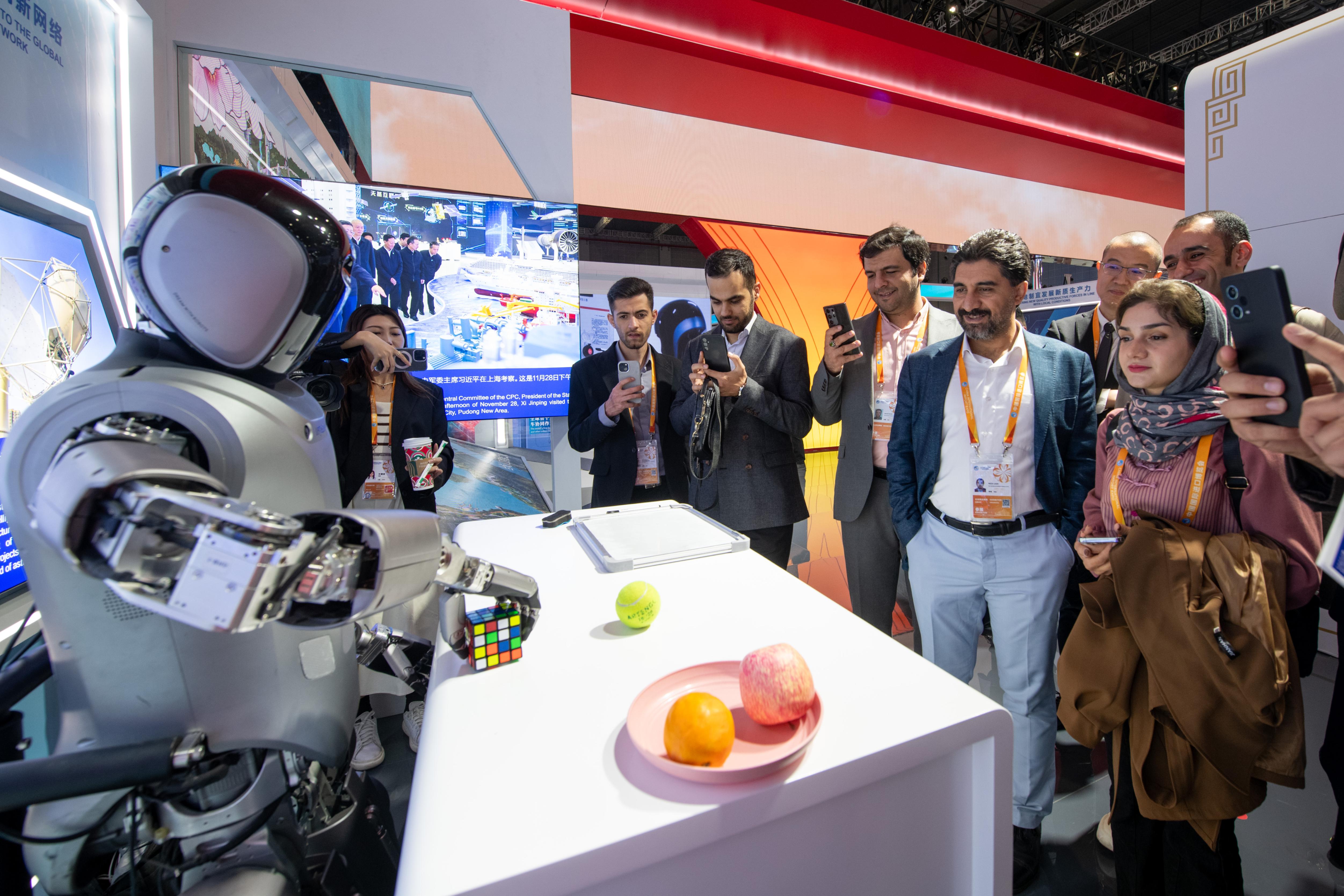 智能机器人大显身手 智博会上看“智造”