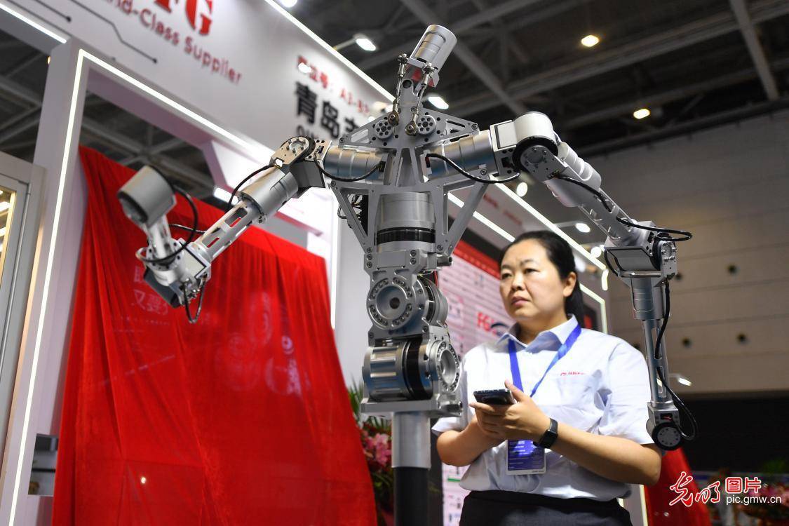 秀我中国｜在天津国际工业自动化及机器人展现场，看具身机器人“尬舞”