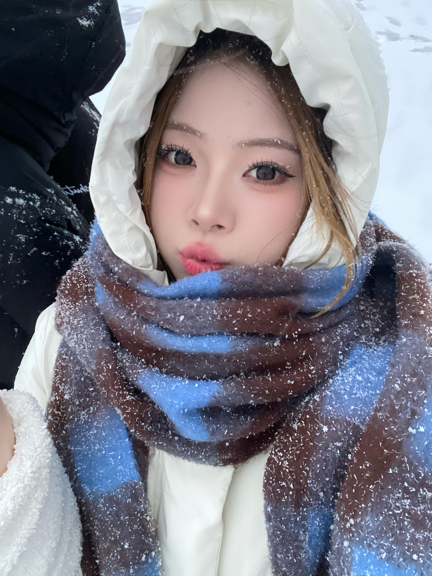 杨超越代言罗宾汉登上热搜，中性风引领冬季时尚